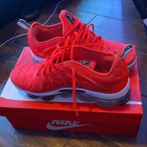 I’m selling the bright crimson vapormaxes